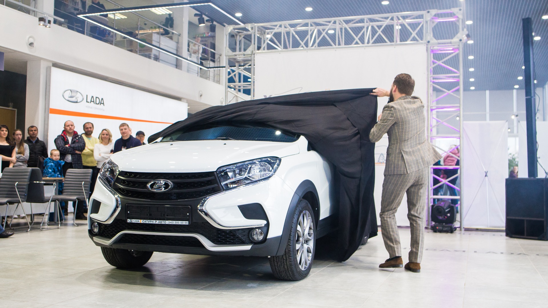 LADA XRAY CROSS - фотоотчет с презентации Сатурн-Р-АВТО